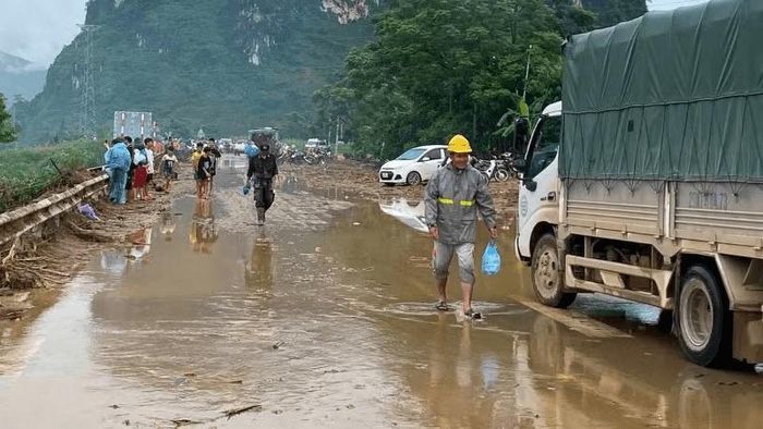 Lực lượng chức năng đã cho thông xe tạm thời đối với các phương tiện có tải trọng dưới 3,5 tấn trên Quốc lộ 32, đoạn Km354 qua bản Chít, xã Mường Than, tỉnh Lai Châu.