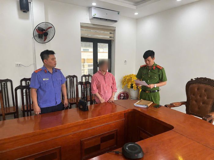 Điều tra viên và Kiểm sát viên tống đạt quyết định khởi tố bị can đối với Bùi Thị Thon.