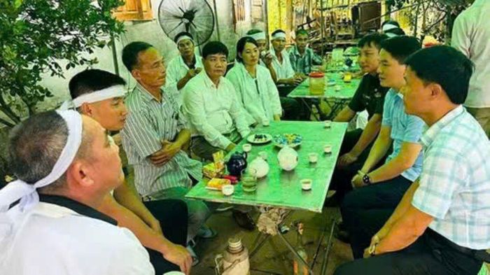 Chính quyền địa phương, các ban, ngành tới thăm hỏi, chia sẻ với gia đình người gặp nạn
