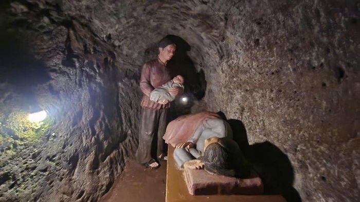 Tái hiện lại cảnh sinh nở ở dưới địa đạo.