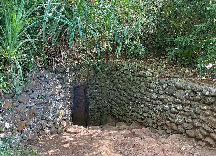 Một cửa hầm xuống địa đạo.