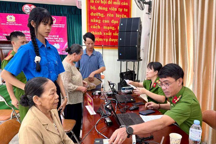 Công an thành phố Huế đang rà soát dữ liệu trên Cơ sở dữ liệu quốc gia về dân cư, phấn đấu thu nhận mẫu sinh phẩm của tối thiểu 70% số thân nhân đủ điều kiện.