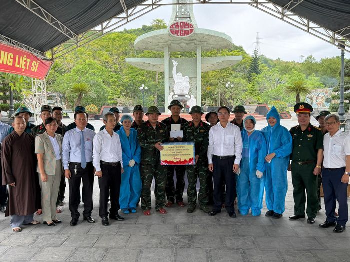 Lãnh đạo thành phố Huế tặng quà, động viên lực lượng chức năng tìm kiếm, quy tập và xác định danh tính hài cốt liệt sĩ.