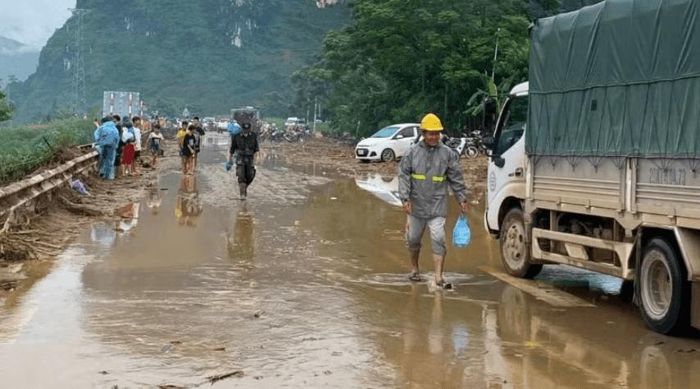 Sau hơn 2 ngày nỗ lực khắc phục hậu quả mưa lũ, các phương tiện có tải trọng dưới 3,5 tấn đã được lưu thông qua đoạn Km354 Quốc lộ 32. Ảnh: Cục Đường bộ Việt Nam