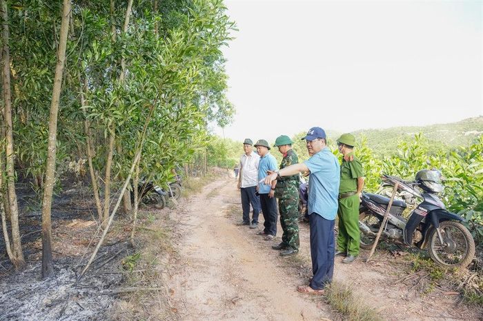 Phó Chủ tịch Thường trực UBND thành phố Huế Hoàng Hải Minh trực tiếp chỉ đạo công tác chữa cháy tại hiện trường.