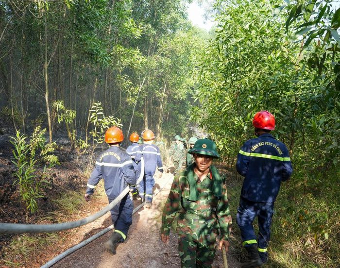 Hơn 300 người xuyên đêm dập cháy rừng ở Huế.