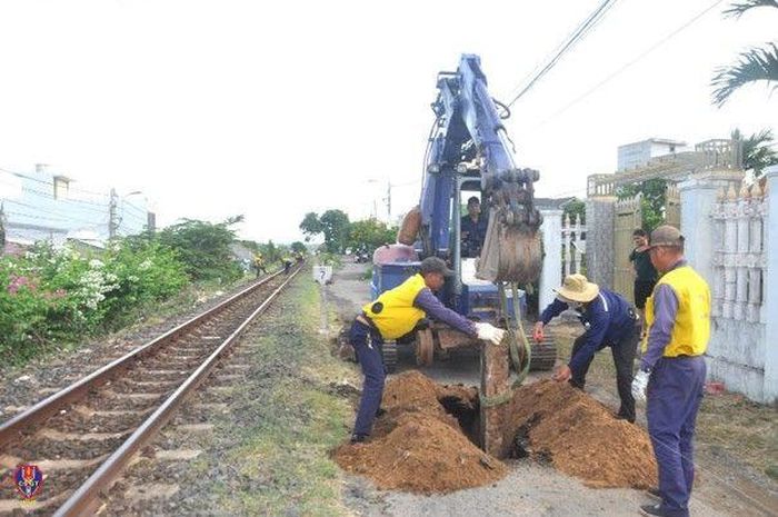 Lắp đặt hệ thống cọc bê tông dọc hai bên tuyến đường sắt bảo vệ kết cấu hạ tầng đường sắt. (Ảnh: Cục Cảnh sát giao thông)
