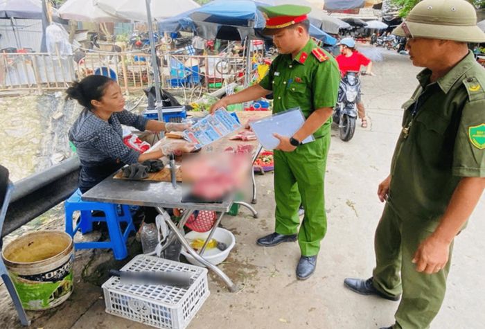 Công an phường Chương Mỹ đẩy mạnh tuyên truyền, xử lý vi phạm trật tự đô thị.