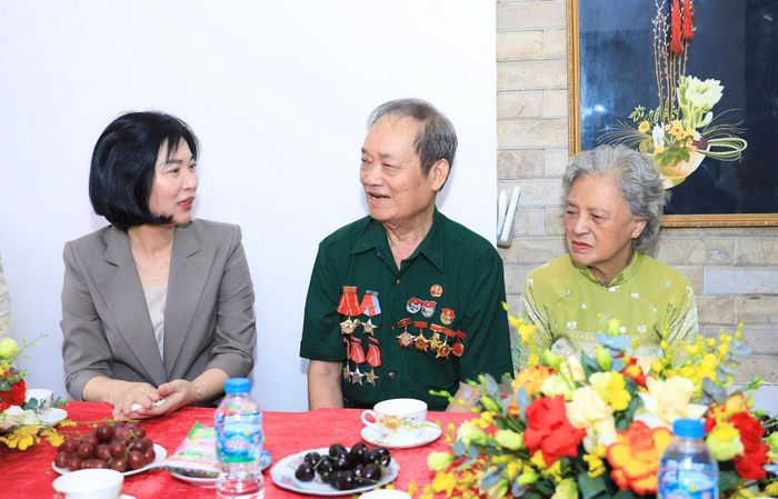 Chủ tịch HĐND thành phố Hà Nội Phùng Thị Hồng Hà thăm hỏi gia đình thương binh Vũ Trọng Được.