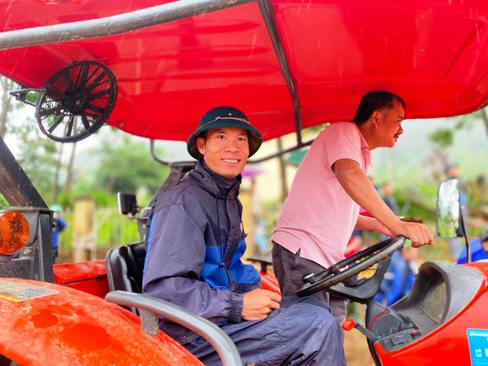 Anh Phan Văn Hoan dùng máy cày hỗ trợ người dân sau lũ quét. Ảnh: M.T