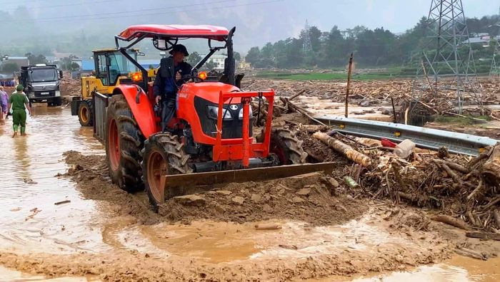 Anh Hoan cùng chiếc máy cày luôn ở điểm nóng để hỗ trợ. Ảnh: M.T