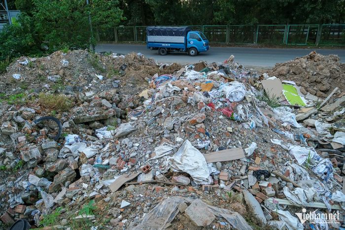 Rác thải bị đổ trộm ở một tuyến đường của Hà Nội hồi năm 2024. Ảnh: Mạnh Hùng