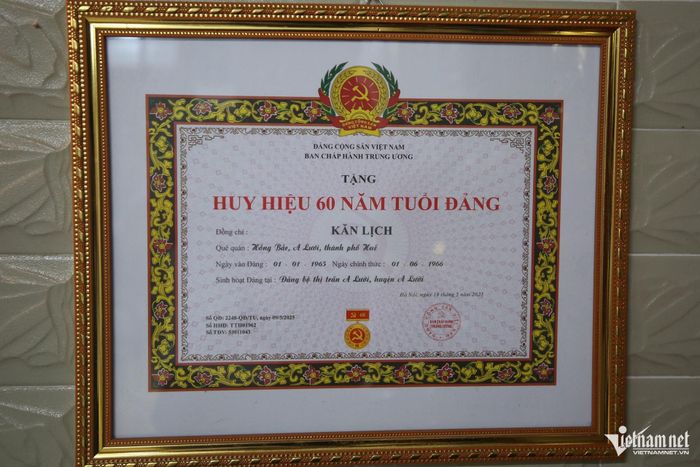 Huy hiệu 60 năm tuổi Đảng của mệ Kan Lịch được gia đình treo trang trọng trong nhà