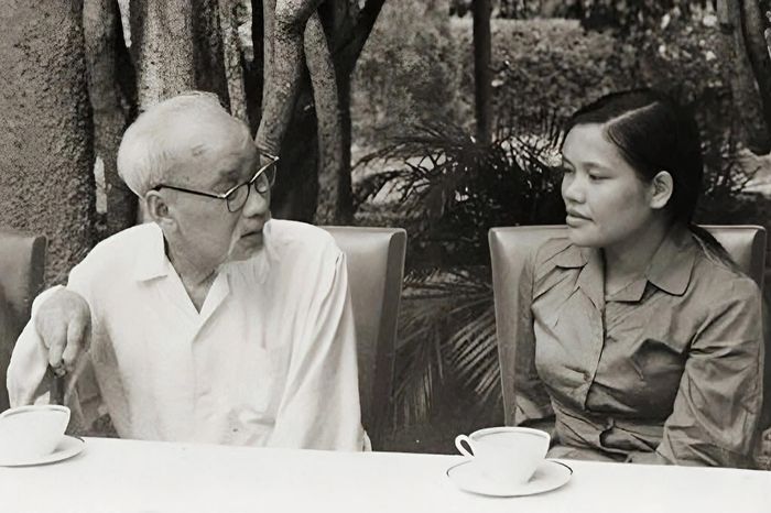 Anh hùng Hồ Kan Lịch trò chuyện với Bác Hồ. Ảnh tư liệu
