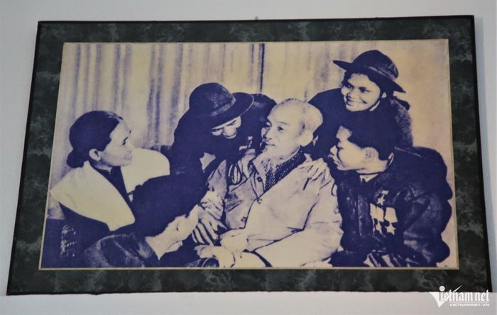 Anh hùng Hồ Kan Lịch (đội mũ, phía sau bên phải) cùng đồng đội trong khoảnh khắc hạnh phúc bên Bác Hồ