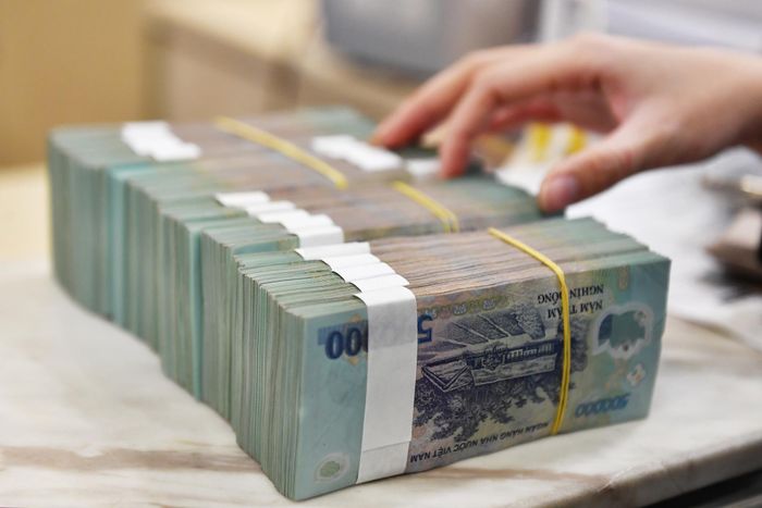 Người gửi cần cân nhắc thiệt hơn khi quyết định rút tiền gửi trước hạn. Ảnh: Hoàng Hà.