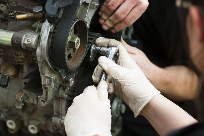 Thay dây curoa cam đòi hỏi chủ xe phải tháo nhiều bộ phận ở phía trước động cơ. Ảnh: Professional Autorepair