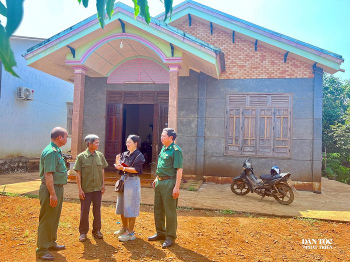 Già Rơ Mah Blơih kể về hành trình rời Campuchia sang Việt Nam sinh sống. Ảnh: Ngọc Thu