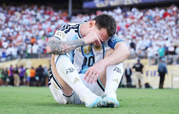 Messi rơi lệ sau trận chung kết - Ảnh: EPA