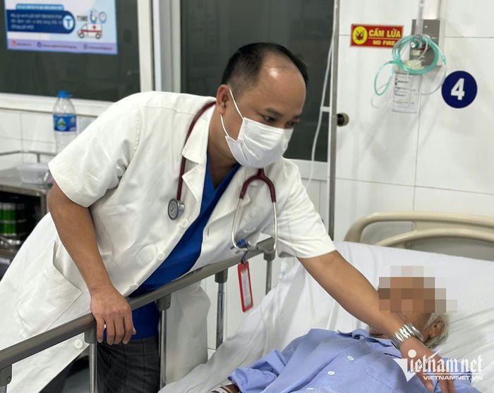 TS.BS Tạ Quang Thành thăm khám cho người bệnh. Ảnh: Thành An