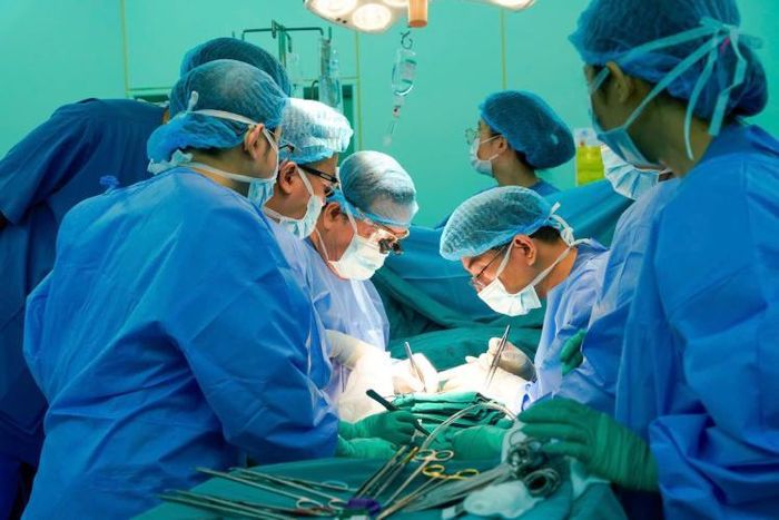 Ê-kíp lấy đa tạng để ghép cho các bệnh nhân. Ảnh: BVCC.