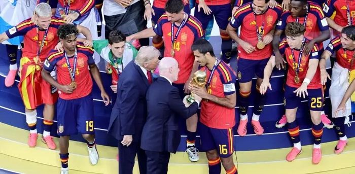 Đội trưởng Rodri nhận cúp vàng thế giới từ Tổng thống Mỹ, Donald Trump và Chủ tịch FIFA, Gianni Infantino. Ảnh: EFE