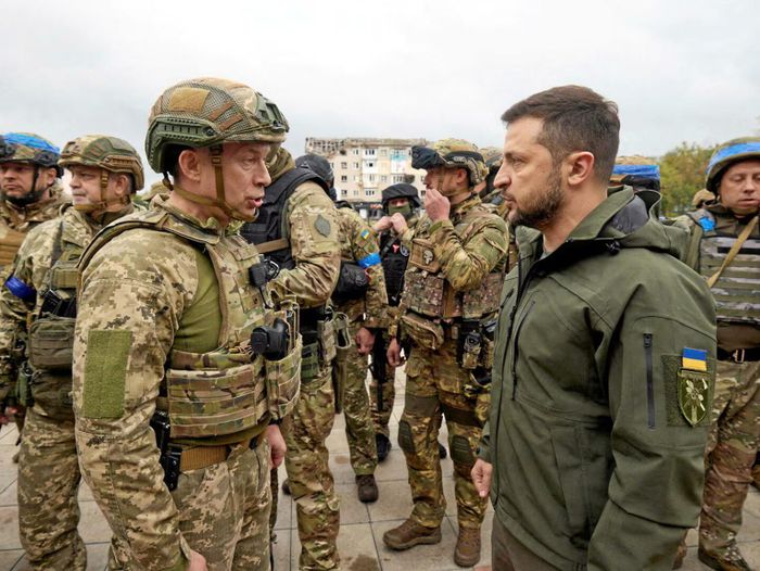 Tổng thống Ukraine Volodymyr Zelensky (trái) và Tổng tư lệnh Ukraine Oleksandr Syrskyi. Ảnh: ZUMA