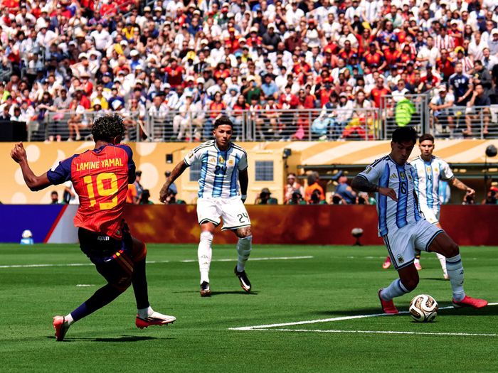Yamal nhảy múa cùng bản giao hưởng “La Roja”. Ảnh: SeFutbol
