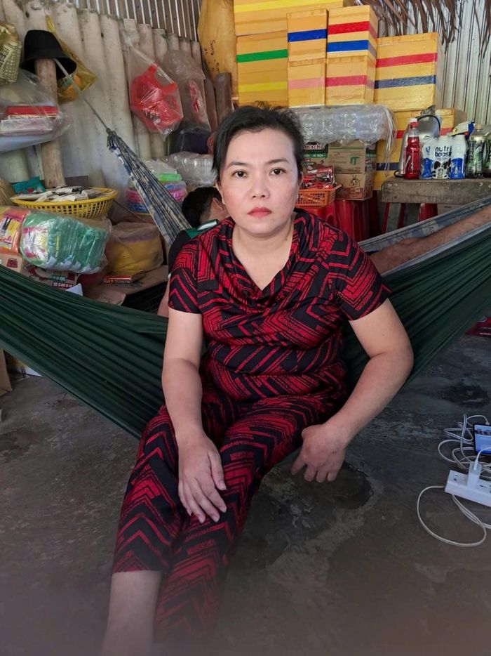 Chị Hương lộ vẻ u buồn, mệt mỏi sau nhiều ngày tìm kiếm con gái mất liên lạc chưa đem lại kết quả