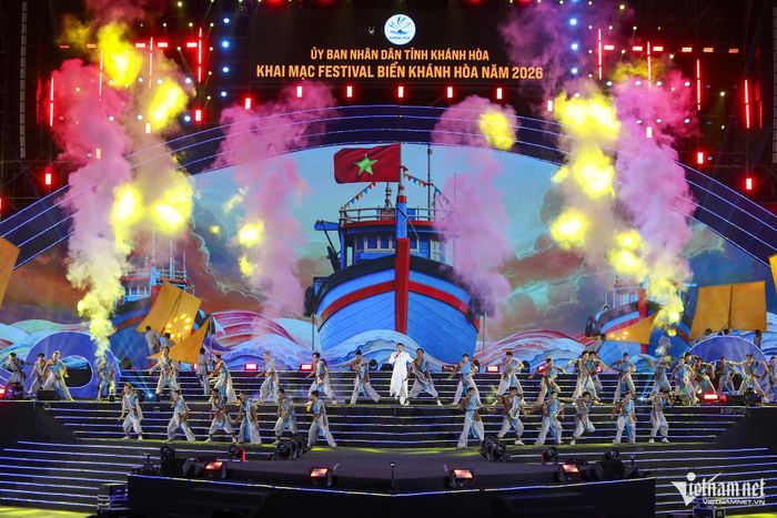 Chương trình nghệ thuật, ca nhạc trong đêm khai mạc Festival Biển Khánh Hòa năm 2026. Ảnh: Xuân Ngọc