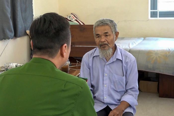 Nghi phạm Lê Thành Phong làm việc với công an. Ảnh: N.X