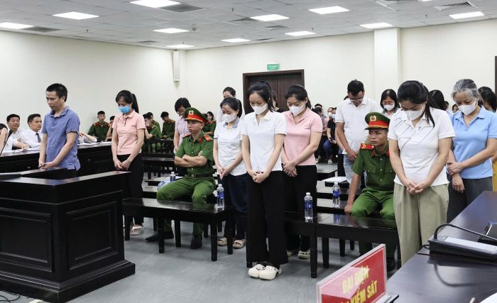 Các bị cáo tại tòa. Ảnh: VA