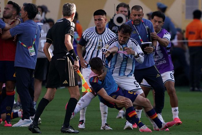 Paredes có hành vi phản cảm. Ảnh: Clarin