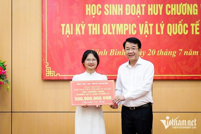 Chủ tịch UBND tỉnh Ninh Bình Nguyễn Thanh Bình trao thưởng 500 triệu đồng cho em Nguyễn Thị Bích Ngọc