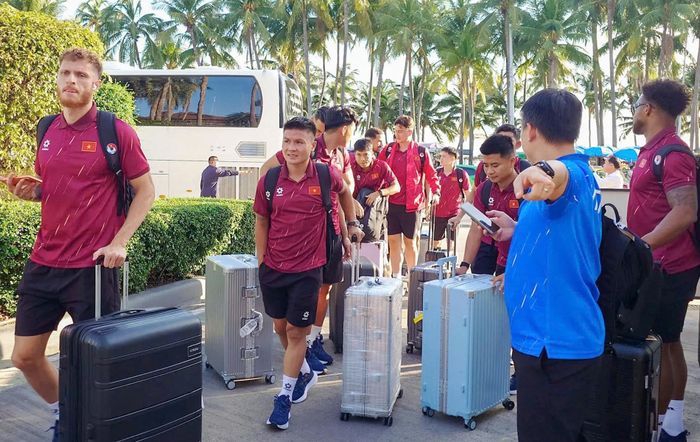 Tuyển Việt Nam tới khách sạn tại Chonburi. Ảnh: VFF