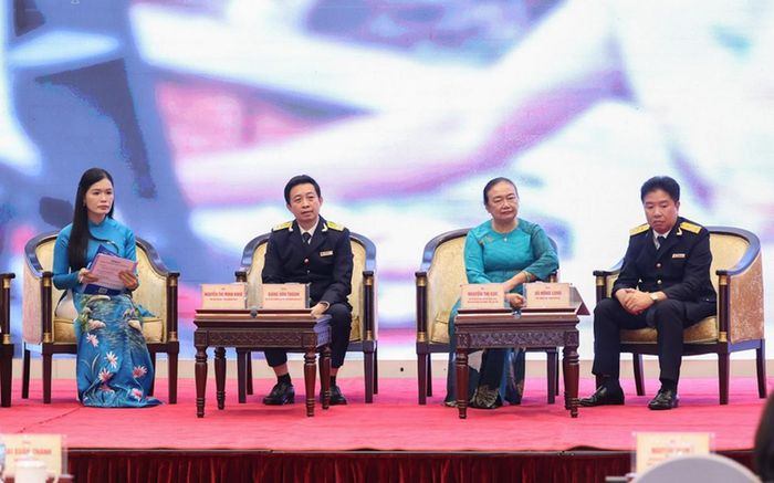 Các diễn giả giải đáp các băn khoăn, vướng mắc của hộ kinh doanh. Ảnh: VGP/Nhật Bắc