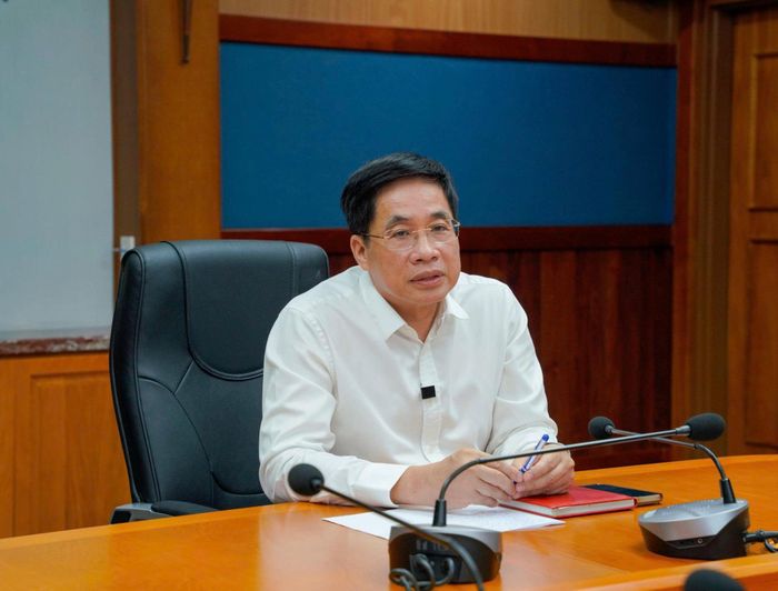 PGS TS BS. Nguyễn Hoàng Bắc – Giám đốc Bệnh viện chủ trì cuộc họp và điều phối. Ảnh: BV