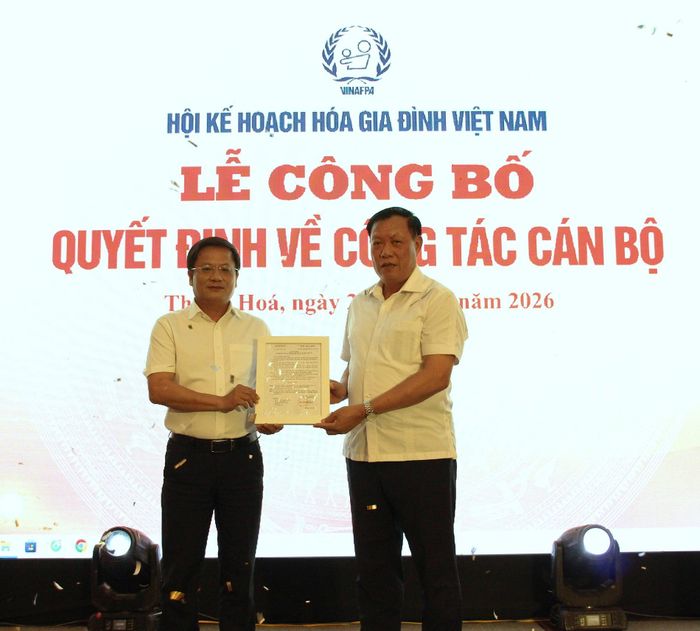 Thứ trưởng Bộ Y tế, Chủ tịch Hội Kế hoạch hóa gia đình Việt Nam khóa VII Đỗ Xuân Tuyên trao quyết định bổ nhiệm lại nhà báo Hồ Minh Chiến giữ chức Tổng Biên tập Tạp chí Gia đình Việt Nam.