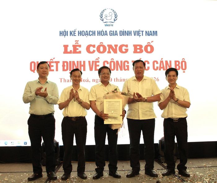 Lãnh đạo Hội Kế hoạch hóa gia đình Việt Nam tặng hoa chúc mừng nhà báo Hồ Minh Chiến - Tổng Biên tập Tạp chí Gia đình Việt Nam.