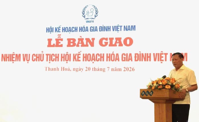 Thứ trưởng Bộ Y tế, Chủ tịch Hội Kế hoạch hóa gia đình Việt Nam khóa VII Đỗ Xuân Tuyên phát biểu tại hội nghị.