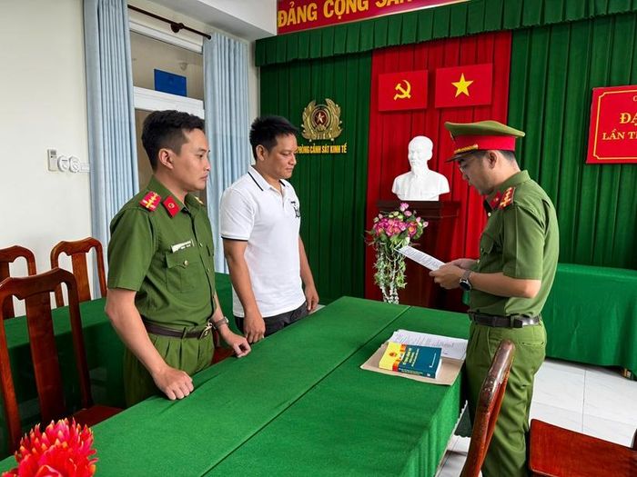 Cơ quan Cảnh sát điều tra Công an tỉnh Vĩnh Long tống đạt quyết định khởi tố bị can đối với Thái Lê Minh Tuấn. (Ảnh:CA)