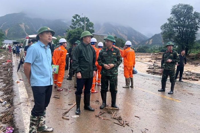 Chủ tịch UBND tỉnh Hà Quang Trung (đứng giữa) trực tiếp kiểm tra, chỉ đạo công tác khắc phục hậu quả mưa lũ tại bản Đội 11, xã Mường Than sáng 18/7. (Ảnh: Nguyễn Đoàn)