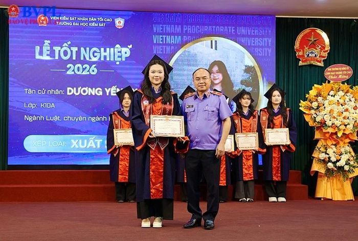 TS. Nguyễn Văn Khoát, Bí thư Đảng ủy, Hiệu trưởng Trường Đại học Kiểm sát trao bằng Cử nhân cho sinh viên xếp loại xuất sắc ngày 3/7/2026. (Ảnh minh họa)