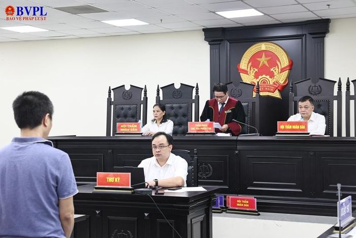 Hội đồng xét xử tuyên án.