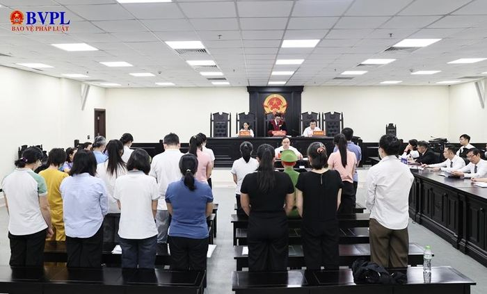 Quang cảnh HĐXX tuyên án.
