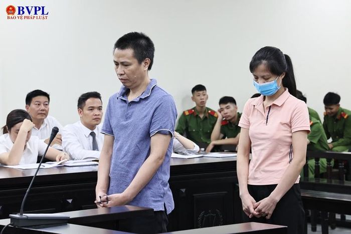 Bị cáo Phạm Vũ Khiêm (trái) cùng các bị cáo đứng nghe HĐXX tuyên án.