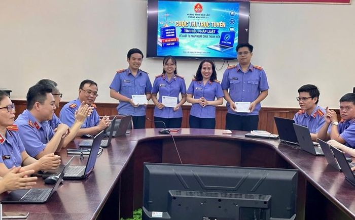 Đồng chí Ngô Thị Hồng Minh, Viện trưởng VKSND khu vực 11, tỉnh Đắk Lắk trao phần thưởng cho các cá nhân đạt thành tích xuất sắc. Ảnh:VKS