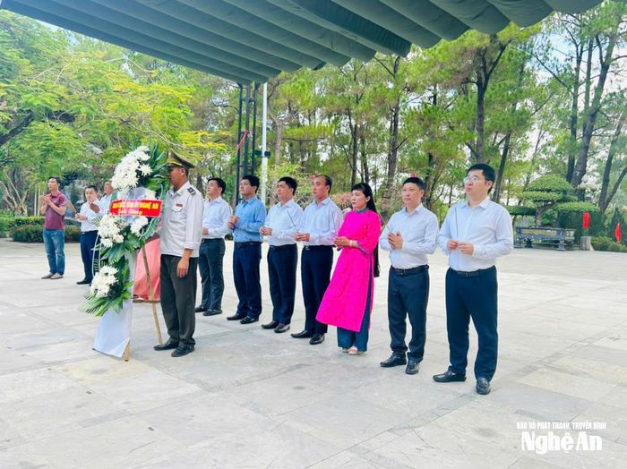 Đoàn công tác dâng hương tại Nghĩa trang Liệt sĩ Quốc gia Trường Sơn.