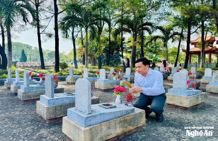 Đồng chí Hồ Sỹ Nguyệt - Phó Trưởng Ban Tổ chức Tỉnh ủy thắp hương tri ân các Anh hùng liệt sĩ.