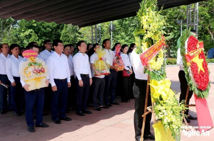 Đoàn công tác Ban Tổ chức Tỉnh ủy và Văn phòng Ủy ban nhân dân tỉnh dâng hoa, dâng hương tại Thành cổ Quảng Trị.